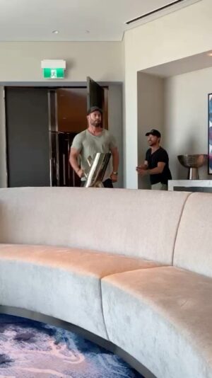 Bobby Holland Hanton Instagram - Didn’t even flinch 😜⠀

#WALLOP 
⠀
⠀
⠀
#bigdog #chrishemsworth @azzagrist #thorloveandthunder #prankwars