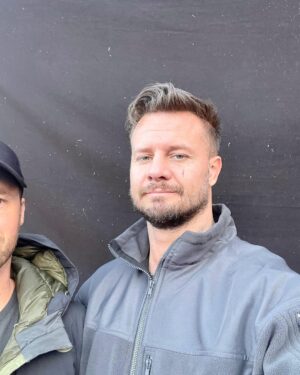 Bobby Holland Hanton Instagram - I’m thinking about taking up photography! 😜 *watch thru to last photo- it’s a ripper! 

Great seeing my team - goodbye until NYC, Extraction 2 additional photography. 🤙

#WALLOP

#fakephotographer #amazingphotos #extraction #extraction2  #tylerrake #chrishemsworth #legends