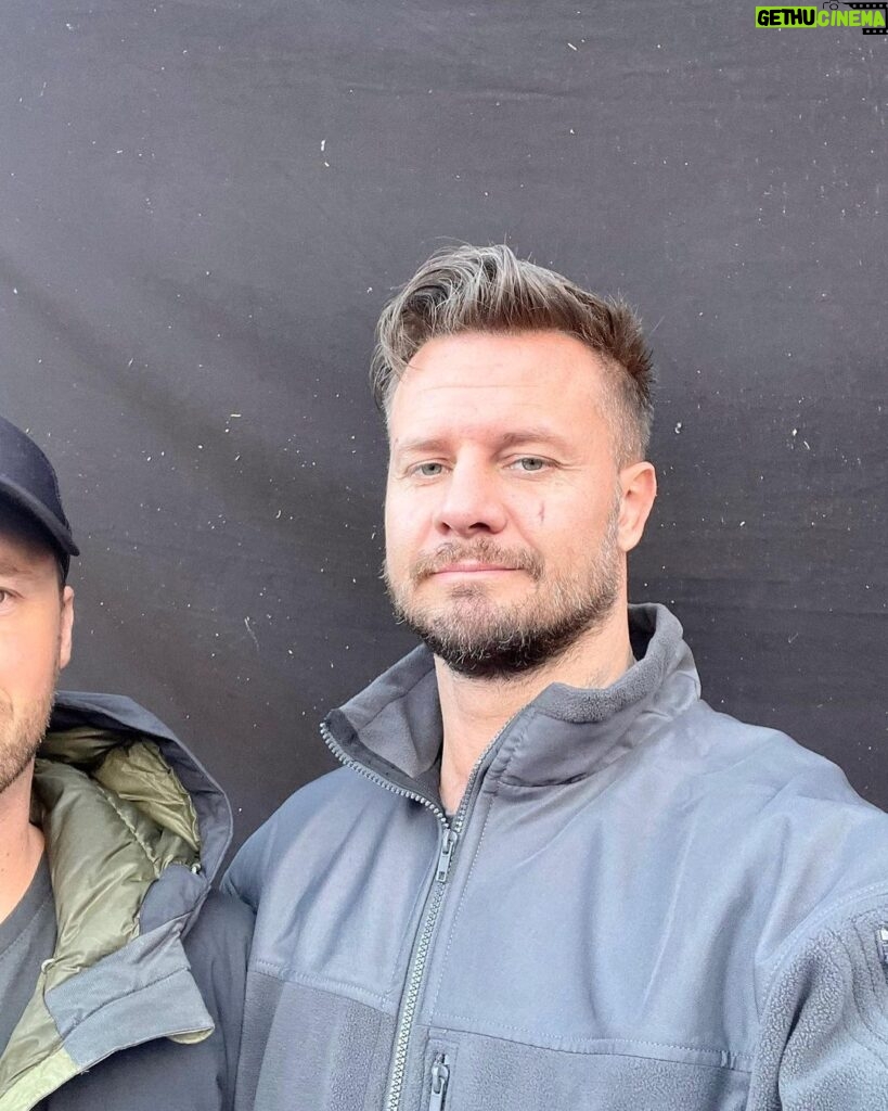 Bobby Holland Hanton Instagram - I’m thinking about taking up photography! 😜 *watch thru to last photo- it’s a ripper! Great seeing my team - goodbye until NYC, Extraction 2 additional photography. 🤙 #WALLOP #fakephotographer #amazingphotos #extraction #extraction2 #tylerrake #chrishemsworth #legends