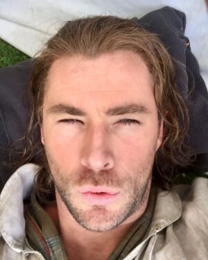Bobby Holland Hanton Instagram - Happy birthday to one of the greatest humans on the planet @chrishemsworth !! Although he has kept me captive for over 10 years you can’t hate him! I’ve grown to love him like a big sister! Even though he’s average looking, hasn’t got a great rig and he’s a little short, his heart is the biggest known to man! HAVE THE BEST DAY EVER BIG DOG XO

#happybirthday #chrishemsworth #bigdog