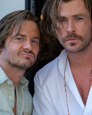 Bobby Holland Hanton Instagram - Happy birthday to one of the greatest humans on the planet @chrishemsworth !! Although he has kept me captive for over 10 years you can’t hate him! I’ve grown to love him like a big sister! Even though he’s average looking, hasn’t got a great rig and he’s a little short, his heart is the biggest known to man! HAVE THE BEST DAY EVER BIG DOG XO

#happybirthday #chrishemsworth #bigdog