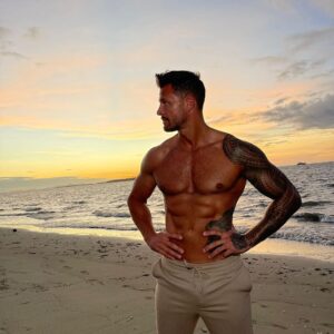 Bobby Holland Hanton Instagram - What a beautiful morning today down on Southsea beach who would of thought in October!! 🤣 have a great weekend legends!