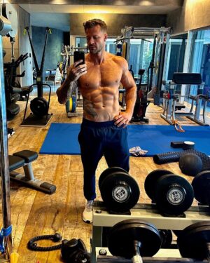 Bobby Holland Hanton Instagram - Time to get back to this…. Have a great bank holiday everyone 💪🏻 #gym #routine #bankholiday #workout
