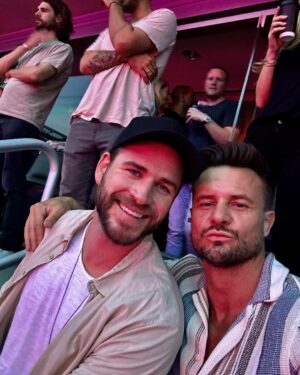 Bobby Holland Hanton Instagram - HAPPY BIRTHDAY TO THE ONE AND ONLY MR @chrishemsworth 40th wow!!! You are like a fine wine, you just keep getting better looking and a really expensive wine at that!!! What an inspirational figure you are. Love you millions mate, thank you for all the laughs and letting me tag along for the past 13 years!!!!!! ❤️