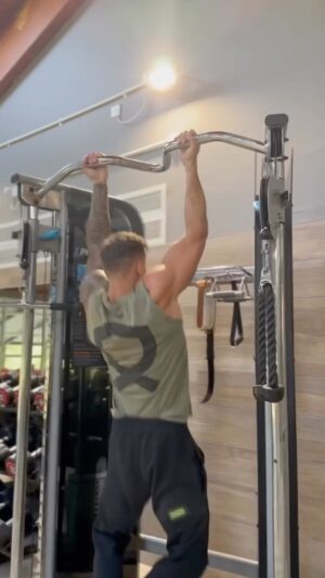 Bobby Holland Hanton Instagram - Kick start the week with one of Tyler Rakes workouts.
Full routine details below! ⬇️💪🏻 #letsgo 

Chest press x12 reps 
Air squats x12 reps 
Dips x12 reps 
Reverse lunges x12 reps 
Push ups x12 reps 
Pull ups x12 reps 
Kick throughs x12 reps 
Tricep pull downs x12 reps 
Box jumps x12 reps 
Double arm bicep curls x12 reps 
Single arm bicep curls x12 reps 
1 minute rest and repeat circuit x4 

Full body burner, use whichever weights you are comfortable with form is the most important thing give it a go and let me know how you do legends 💪🏻 @centr @chrishemsworth video credit to the one and only @littlelowey