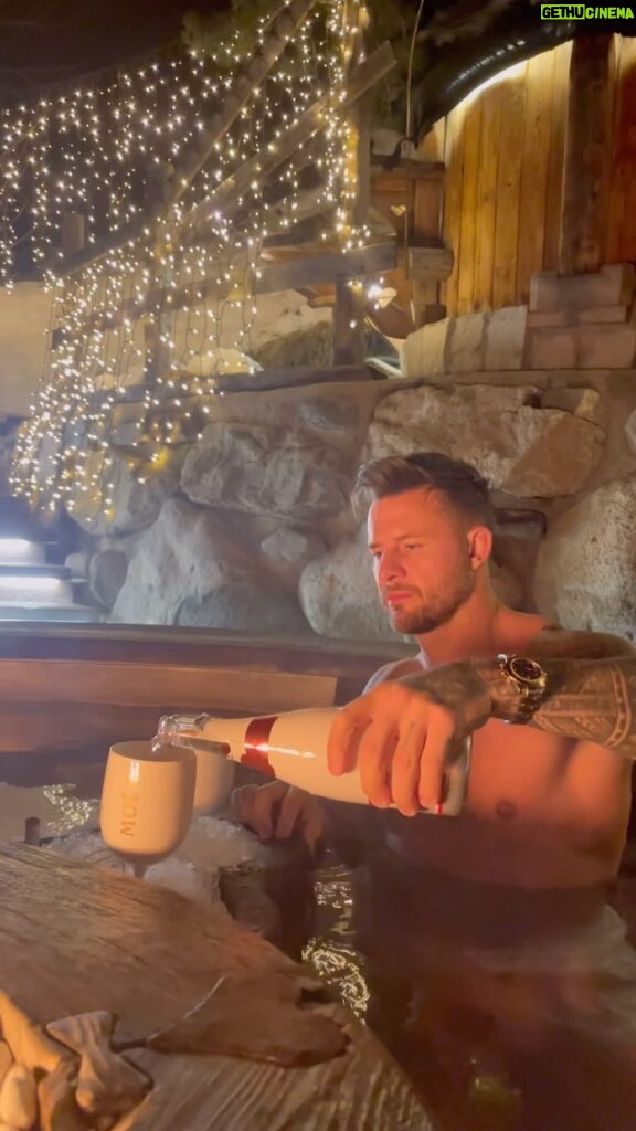 Bobby Holland Hanton Instagram - Could be a worse start to the year i guess, I don’t even like champagne 🤪 Italian Alps