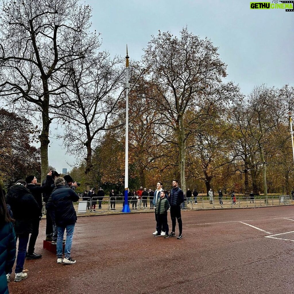 Bobby Holland Hanton Instagram - Anyone need a transit van man? Just shooting movies 🎥 at Buckingham Palace #casual photo credit @littlelowey what a photographer