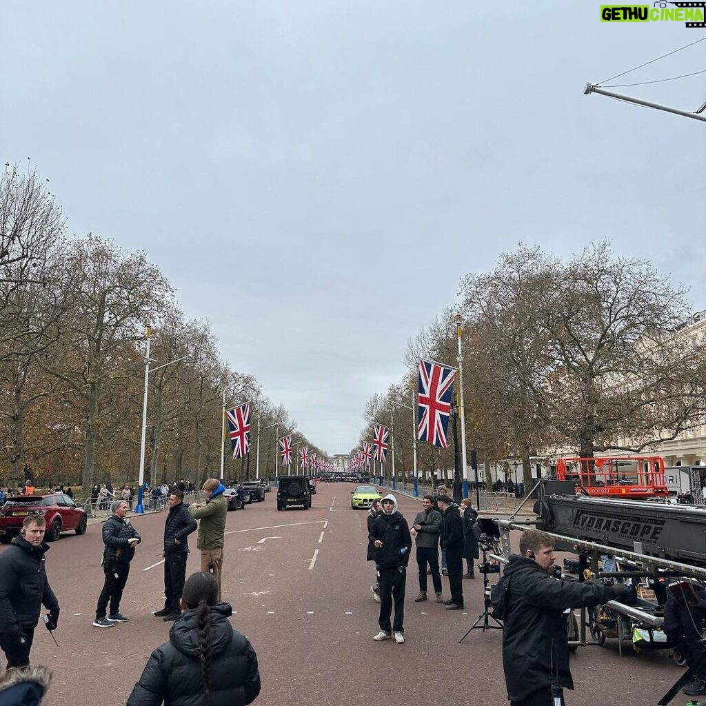 Bobby Holland Hanton Instagram - Anyone need a transit van man? Just shooting movies 🎥 at Buckingham Palace #casual photo credit @littlelowey what a photographer