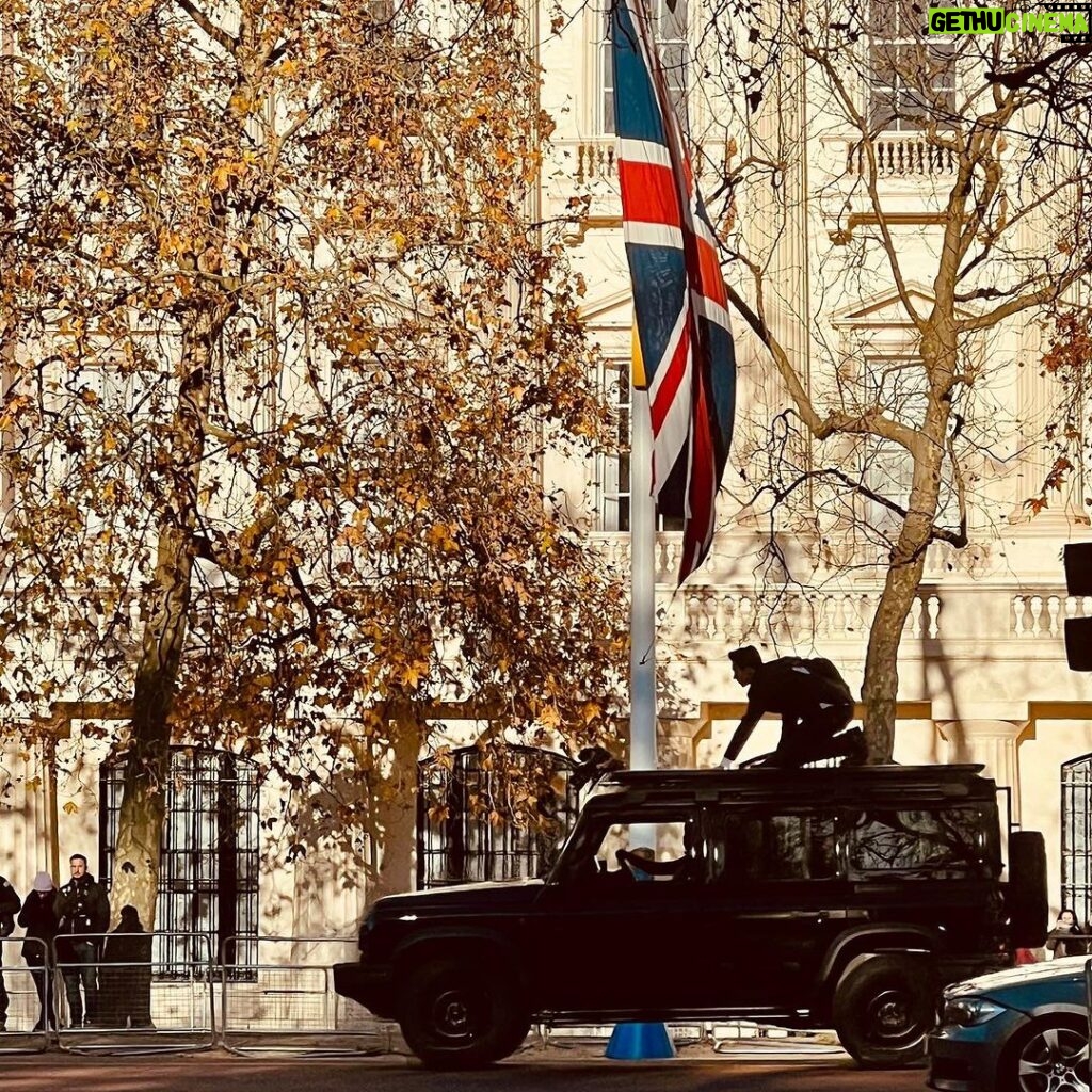 Bobby Holland Hanton Instagram - Anyone need a transit van man? Just shooting movies 🎥 at Buckingham Palace #casual photo credit @littlelowey what a photographer