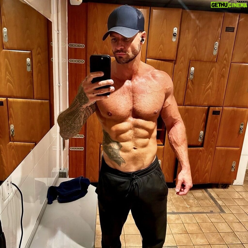 Bobby Holland Hanton Instagram - 2024 - Start as you mean to go on! Sign up to @centrfit today and make 2024 the best year yet!💪🏻 @chrishemsworth #centr #fitness