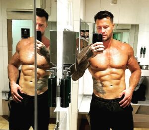 Bobby Holland Hanton Instagram - Myself and @damienwalters are having a competition- before and after’s who can get in the best shape by August… if he loses he said he will grow his hair 🤥 Ibiza we are coming in hot!!!!