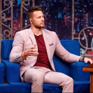 Bobby Holland Hanton Instagram - A little throw back to chatting all things stunts with @danilogentili .Thanks for having me on Danilo I love you Brazil 🇧🇷 @sbtthenoite ! Clearly pink is my favourite colour atm @rosevinci_styling 🤪 #tv #throwbackthursday #stunts #brazil