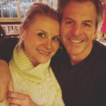 Bonnie Somerville Instagram - Last days of 2022…I love my hometown- here’s to an amazing 2023 everyone. Let’s focus on love. Wishing you all health, wealth, & happiness. But most of all- Love. 🎄✨❤️ New York, New York