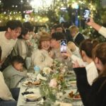 Bonnie Wong Instagram - 史上最大型詐騙現場😂 話說Elsie婚禮當晚，明明就講好咗，珈其錫完我一啖之後，Jeffrey都會錫我一啖… 點知睇返啲相，由頭到尾只係得珈其錫咗我！頂你🔥🔥 #家人之吻 #桂玫旁邊食花生食得好開心吓 #Jeffrey你知唔知你個嘴生喺邊㗎 #面貼面搞錯呀 #想知詳情請聽BadGirl佬重溫