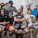 Borys Mańkowski Instagram - Ja, stare dziady, a pośród nich człowiek, który dołożył olbrzymią cegłę do tego, by ludzie uwierzyli, że MMA to sport, a nie łupanka przypadkowych gości. Człowiek ten obchodzi dzisiaj swoje 53 urodziny, tak więc wszystkiego najlepszego i dziekujemy MISTRZU🙏🏻 @pawelnastula ☄️