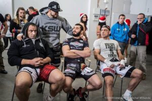 Borys Mańkowski Instagram - Ja, stare dziady, a pośród nich  człowiek, który dołożył olbrzymią cegłę do tego, by ludzie uwierzyli, że MMA to sport, a nie łupanka przypadkowych gości. Człowiek ten obchodzi dzisiaj swoje 53 urodziny, tak więc wszystkiego najlepszego i dziekujemy MISTRZU🙏🏻 @pawelnastula ☄️