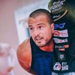 Borys Mańkowski Instagram - Zajebiście spędzony czas. Masa treningów, trenerzy w których ludzie nie wierzyli, że się zjawią ;). Miejsce jak z opowieści o Hobbitach. Ambitne chłopaki których może za pare lat zobaczę oglądając gale w tiviku ? Śmiech niemal wyważony z poważnymi rozmowami prowadzonymi do późna. Mniej telefonu, 0 telewizji, jedzenia jakby codziennie była wigilia ;). Krótko mówiąc, profesjonalnie zorganizowany obóz 🙌🏻 Dzięki wszystkim, każdy z was dołożył do tego swoją dawkę energii, by było właśnie tak 💪🏻 @obozmma.pl 🏔️ Murzasichle