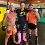 Borys Mańkowski Instagram - Walą się po mordach, wykręcają sobie gnoty i się z tego cieszą. Nienormalni 🤷🏻‍♂️ Czerwony Smok