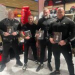 Borys Mańkowski Instagram - 16 grudnia będę w sklepie PIT Bulla w Gliwicach galerii FORUM, jak chcesz wpaść po książkę z dedykacją ZAPRASZAM ✌🏻 P.S. czuję się jak w krainie olbrzymów 🤷🏻‍♂️