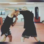 Borys Mańkowski Instagram - Zapraszamy na nowy odcinek MMA Skills, w którym Borys Mańkowski dzieli się swoją specjalną techniką walki. Nasz dzisiejszy temat: skrócenie dystansu i obalenie podczas walki z wyższym przeciwnikiem. Link do filmu na YouTube znajdziecie w naszym bio. Zachęcamy do sprawdzenia sekcji komentarzy na YouTube, gdzie znajdziecie rabat, który wykorzystacie na bushido-sport.pl. 📷 @kornik_ksw 📷 @mankowski.borys #mmaskills #dbxbushido #dbxbushidoteam #dbxvibe #breakyourlimits #boxinggear #boxing #boxingmotivation #boxingglove #boxinghype #wojownik #sportywalki #boks #mma #bokstajski #muaythaifighter #polishfighter #mmafighter #trenujsportywalki #sparing #kravmaga #mmatraining #fightclub #silownia #ksw #ufc
