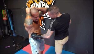 Borys Mańkowski Instagram - Licytujemy w komentarzach 
Koszulka od @isamupt z podpisami z pierwszego odcinka Low czy Bomba 🤜🏻🦵🏻
W środę kończymy, odzywam się do ciebie na priva i działamy dla Poli 🤜🏻🤛🏻. 
W środę również zamykamy licytacje koszulki @sebastian_rajewski  i lecimy dalej. 
Mocy dla was na jutro 🙌🏻