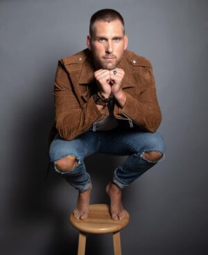 Brad Benedict Instagram - Heading into the weekend on my toes in a gargoyle pose🐒🐒🐒🙈🙉🙊
…
..
.
📸 @estudios_official 
#gargoyle #strikeapose #theovalonbet