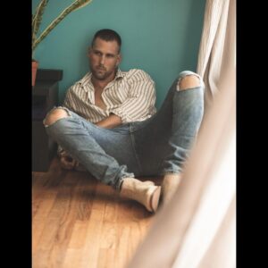 Brad Benedict Instagram - Start where you are.
.
.
📸by @estudios_official 
#startwhereyouare #risefromtheashes #ithinkican #theovalonbet