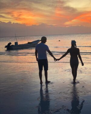 Brad Benedict Instagram - “Let’s make a silhouette heart, babe.” 🤦🏼‍♂️ #IslaHolbox #Mexico #Sunset #Silhouette #SkyOnFire
