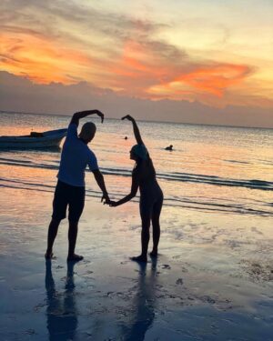 Brad Benedict Instagram - “Let’s make a silhouette heart, babe.” 🤦🏼‍♂️ #IslaHolbox #Mexico #Sunset #Silhouette #SkyOnFire