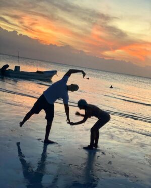 Brad Benedict Instagram - “Let’s make a silhouette heart, babe.” 🤦🏼‍♂️ #IslaHolbox #Mexico #Sunset #Silhouette #SkyOnFire