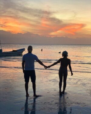 Brad Benedict Instagram - “Let’s make a silhouette heart, babe.” 🤦🏼‍♂️ #IslaHolbox #Mexico #Sunset #Silhouette #SkyOnFire