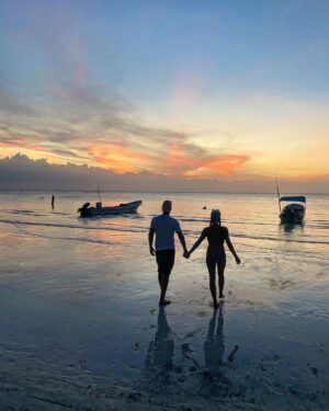 Brad Benedict Instagram - “Let’s make a silhouette heart, babe.” 🤦🏼‍♂️ #IslaHolbox #Mexico #Sunset #Silhouette #SkyOnFire
