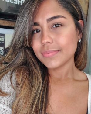 Brashell Santos Instagram - El pelo rizado se puede poner lacio? Yes, yes, yes, yes, claaro que yes!!! 🎶 solo tienes que encontrar las manos indicadas que te traten tu cabello con amor, cuidado y respeto para que los rizos no se maltraten 🥰 
.
.
En mi caso aqui en Miami es @mge_hair_miami la unica que puede controlar este pelucon sin maltratarlo. De esa manera cuando te vuelves a lavar el pelo, tus rizos siguen fabulosos y no tienes regrets 💜 #confia 😊✌🏽
.
.
🎶 
Music: My Go Away Dream
Musician: Not The King. 👑