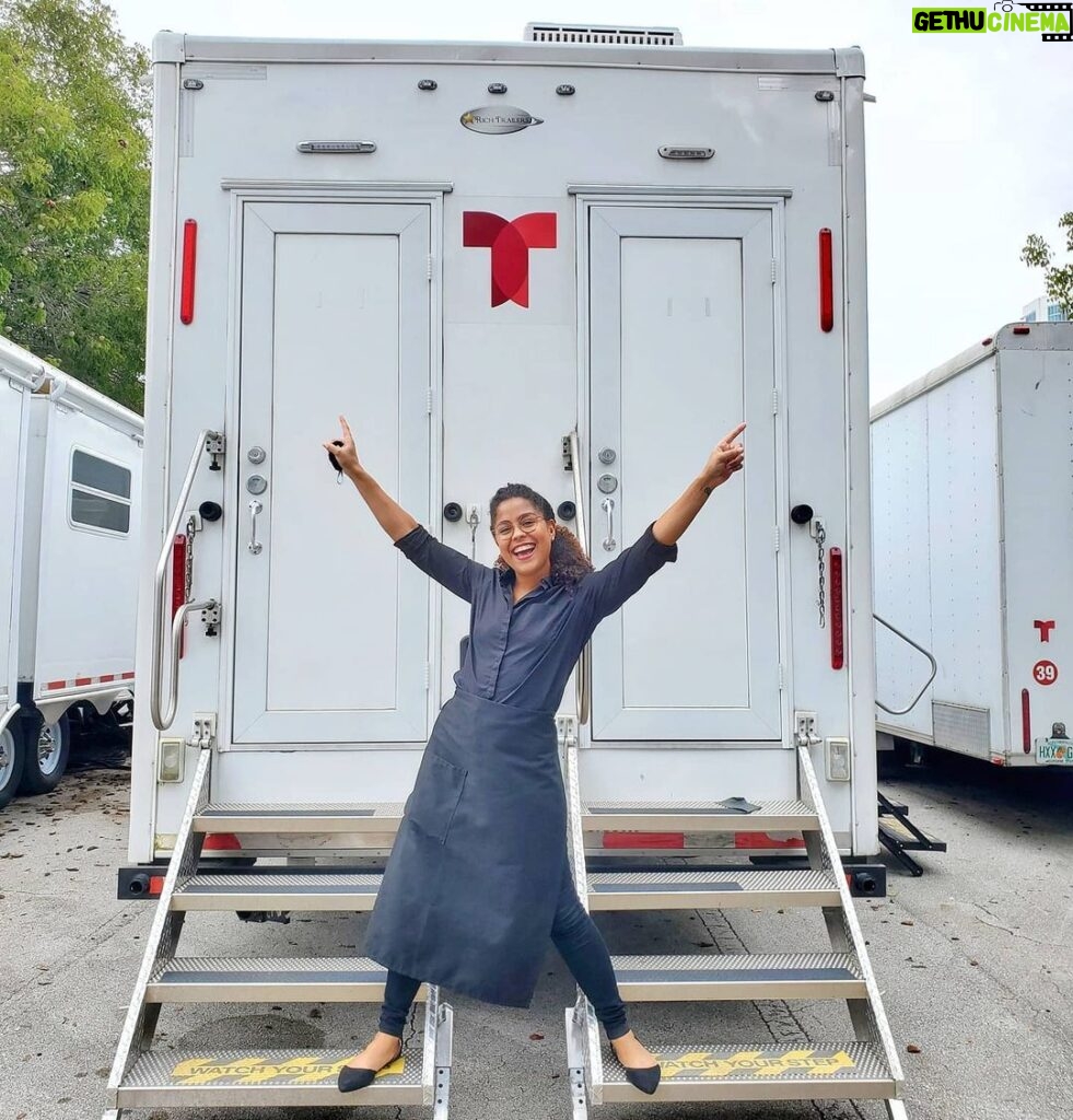 Brashell Santos Instagram - Baby steps, haciendo filita 🎬 @elettosagency . . #lasuertedeloli #telenovela #telemundo #Miami Telemundo Studios