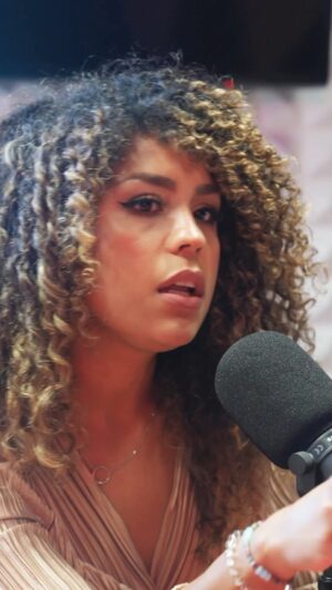 Brashell Santos Instagram - Y tú qué piensas de esta práctica? Señores yo intento ayudarlas pero ustedes no se dejan. 😂😂😂 
@brashellsantos en 
@descifrandopodcast
El capítulo completo está en el link arriba en YOUTUBE.
Edición: @hector_matiz 
Lugar: @artsystudiomiami