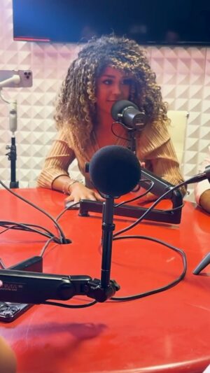 Brashell Santos Instagram - Alguien está en esa edad? Señores @descifrandopodcast se estrena mañana pero como en todo proyecto exitoso hay cosas inevitables que suceden. 
Ya está en YouTube todos los inconvenientes que vivimos detrás de cámaras para poder grabar el 1er capítulo de mañana.

No dejes que te cuenten, comparte el video y regálame tu suscripción.
Cámara y edición: @hector_matiz
Lugar: @artsystudiomiami
