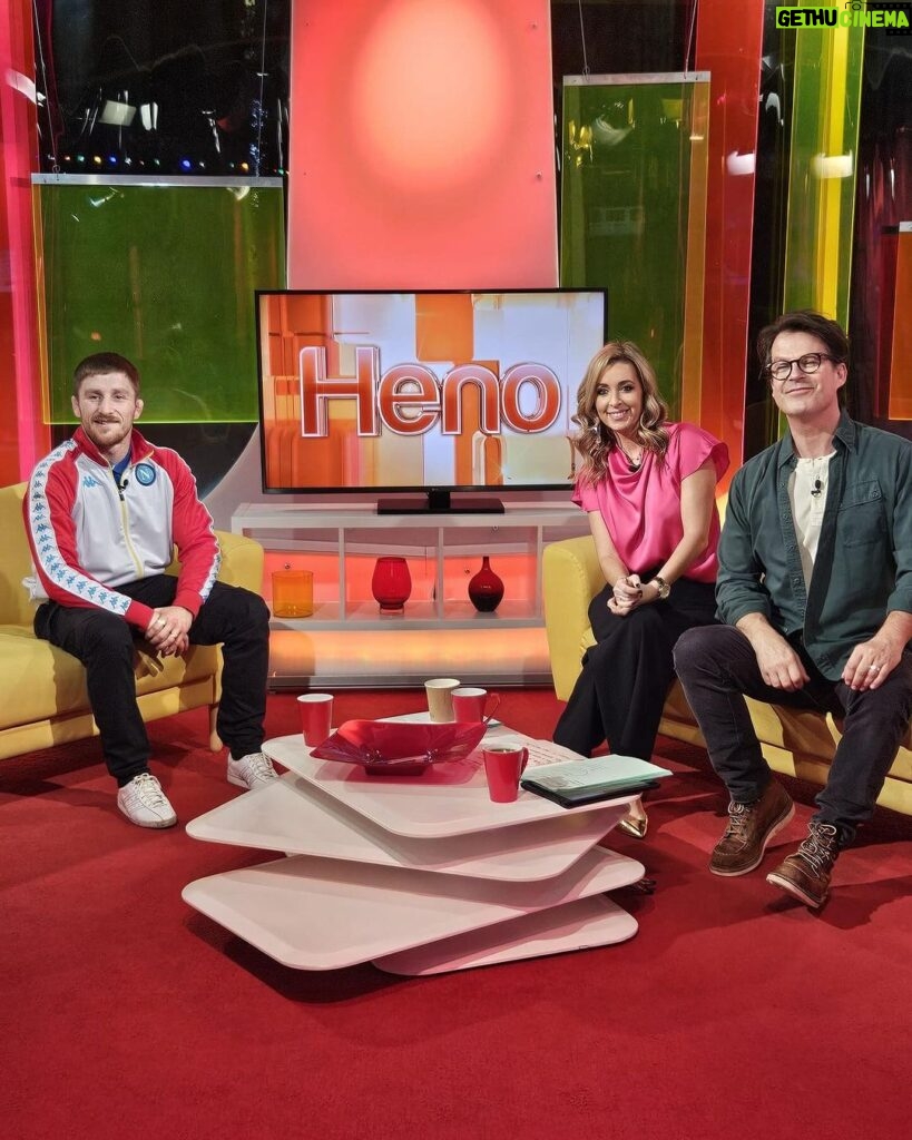 Brett Johns Instagram - Ar y sofa unwaith eto gyda @henos4c yn siariad am y ffeit @pfleurope 8fed o Rhagfyr! Diolch I @llinoswlee a @rhodderssowen Methu aros! Nice to be back on the @henos4c sofa talking about the upcoming bout on @pfleurope on December 8th! Massive thank you to @llinoswlee and @rhodderssowen Can’t wait! 📷 @eurosjonesevans @pfleurope @danhardymma @shoremixedmartialarts @bjohnsmma