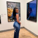 Bria Bryant Instagram - art that feeds the soul > • • Shoes: @jeffreycampbell Bag: @prettylittlething Jewelry: @lovisajewellery Brooklyn Museum