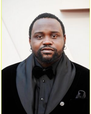 Brian Tyree Henry Instagram - #oscars styled by the amazing @waaadams @waacostumedesign suit by @armani watch by @movado statue by @spiderversemovie joy by @iamreginaking and @kikilayne ❤️👏🏿❤️👏🏿