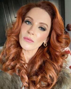 Bridget Regan Instagram - Hi sweetie, I’m Barb 💅@thingslikethismovie @themaxtshow 

Hair #NeridaSoto
Makeup @britrischitta 
Costumes @wolffie78 
💓
