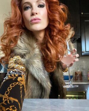 Bridget Regan Instagram - Hi sweetie, I’m Barb 💅@thingslikethismovie @themaxtshow 

Hair #NeridaSoto
Makeup @britrischitta 
Costumes @wolffie78 
💓