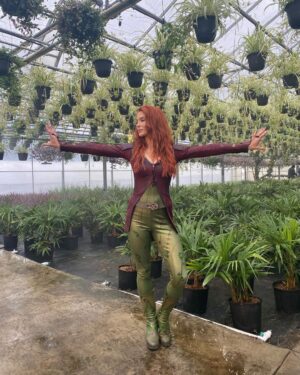 Bridget Regan Instagram - Belated photosynthesis dump 🌿🌿

@cwbatwoman @batwomanwriters 
@thecw @warnerbrostv