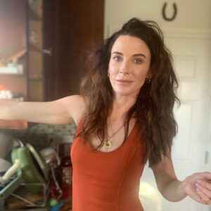 Bridget Regan Instagram - 2 0 2 1 ✌️💗💯🌙🌿🏠🌀😷👨‍👩‍👧‍👦🥦🥒🥬👣👩🏻‍🦰🛎💚
