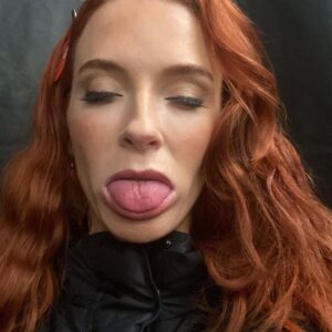 Bridget Regan Instagram - 2 0 2 1 ✌️💗💯🌙🌿🏠🌀😷👨‍👩‍👧‍👦🥦🥒🥬👣👩🏻‍🦰🛎💚