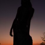 Brisa Fenoy Instagram - Me veo en la oscuridad. por qué esta oscuridad? Por que este dolor? Por que la luz se apagó? Si yo era luz? Si yo era sol? Y dentro de mi hay una voz que me responde. No hay oscuridad en la noche para que se vean las estrellas? No hay oscuridad en el silencio para que se oiga tu voz? No hay oscuridad al cerrar los ojos para poder ver lo que hay dentro de ti? No hay oscuridad dentro de tu cuerpo para que tus órganos puedan vivir? No tiene que haber oscuridad para que la luz se vea? Y así por fin.. ME VEO en la oscuridad y si pasas la foto.. como el tiempo pasará… y me verás en el futuro… porque me verás brillando en LA LUZ de la OSCURIDAD 🌝🌞 📷 @sergiopcional #wearing @purnamaec #sunset en #bali #model in #purnama my #favorite #dress Bali, Indonesia