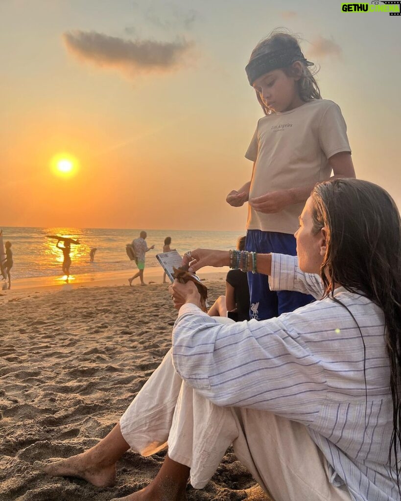 Brisa Fenoy Instagram - Eterno regalo presente continuo abrazos que con la respiración se funden en este sin tiempo ojos que vieron que lloraron que alcanzaron respuestas ya no hay confianza solo certeza. Si tú supieras el dolor y la alegría que hay dentro del espacio infinito de mi corazón. No hay un lugar exacto fuera y nunca lo habrá. Todo lugar se encuentra dentro en lo más profundo, en lo más honesto, en lo más puro. El agua con sal sanará todas mis heridas y cicatrizarán con el sol. Gracias universo infinito gracias creador gracias dioses gracias sol por iluminarnos cada día y hacerlo lo más hermoso que existe Bali, Indonesia