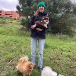 Brisa Fenoy Instagram - Estar en casa es playa y montañas Es río y es mar Estar en casa es oler la brisa marina Y ver llover sobre el cristal Escuchar la canción que las olas me cantan Antes de dormir Es reconocer que aquí fui una niña feliz, que aquí me aman mengüe o crezca . Suba o baje. Caiga o levante. Sea poniente o sea levante. El viento me arropa salvaje. Estar en casa es saber que siempre me puedo ir porque tengo donde volver Y que tengo una casa donde jugar Al juego infinito de la transformación Estar en casa no es un lugar es una sensación Que te acompaña a donde vayas y de dónde vengas