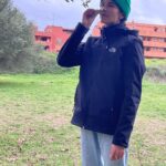 Brisa Fenoy Instagram - Estar en casa es playa y montañas Es río y es mar Estar en casa es oler la brisa marina Y ver llover sobre el cristal Escuchar la canción que las olas me cantan Antes de dormir Es reconocer que aquí fui una niña feliz, que aquí me aman mengüe o crezca . Suba o baje. Caiga o levante. Sea poniente o sea levante. El viento me arropa salvaje. Estar en casa es saber que siempre me puedo ir porque tengo donde volver Y que tengo una casa donde jugar Al juego infinito de la transformación Estar en casa no es un lugar es una sensación Que te acompaña a donde vayas y de dónde vengas