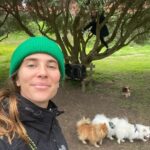 Brisa Fenoy Instagram - Estar en casa es playa y montañas Es río y es mar Estar en casa es oler la brisa marina Y ver llover sobre el cristal Escuchar la canción que las olas me cantan Antes de dormir Es reconocer que aquí fui una niña feliz, que aquí me aman mengüe o crezca . Suba o baje. Caiga o levante. Sea poniente o sea levante. El viento me arropa salvaje. Estar en casa es saber que siempre me puedo ir porque tengo donde volver Y que tengo una casa donde jugar Al juego infinito de la transformación Estar en casa no es un lugar es una sensación Que te acompaña a donde vayas y de dónde vengas