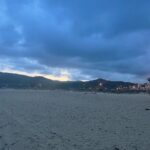 Brisa Fenoy Instagram - Estar en casa es playa y montañas Es río y es mar Estar en casa es oler la brisa marina Y ver llover sobre el cristal Escuchar la canción que las olas me cantan Antes de dormir Es reconocer que aquí fui una niña feliz, que aquí me aman mengüe o crezca . Suba o baje. Caiga o levante. Sea poniente o sea levante. El viento me arropa salvaje. Estar en casa es saber que siempre me puedo ir porque tengo donde volver Y que tengo una casa donde jugar Al juego infinito de la transformación Estar en casa no es un lugar es una sensación Que te acompaña a donde vayas y de dónde vengas